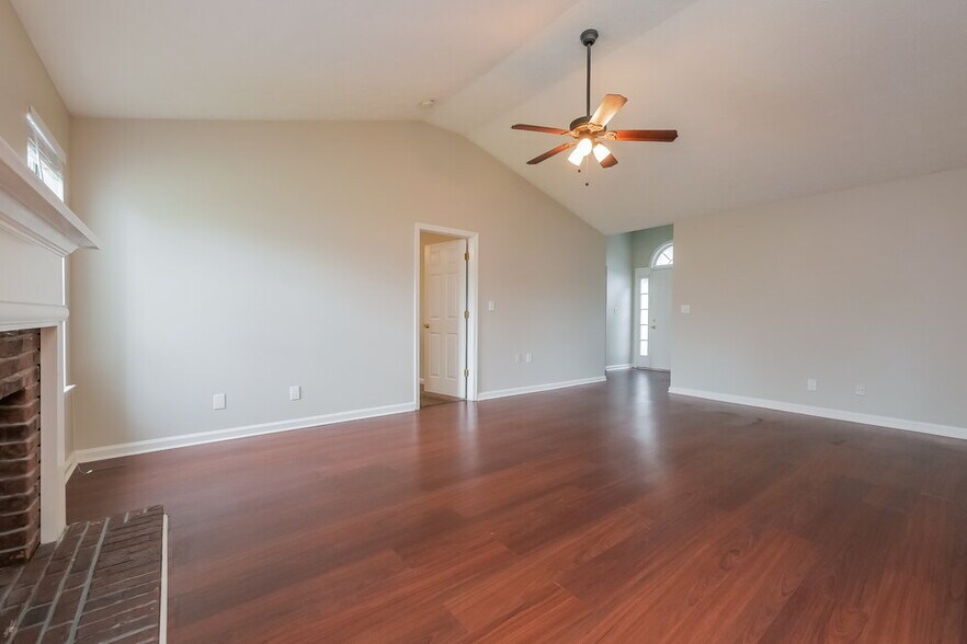 Building Photo - 454 Village Cir