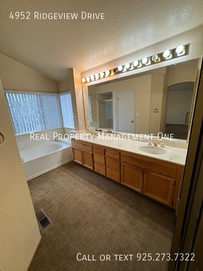 Building Photo - 4952 Ridgeview Dr