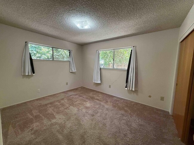 Building Photo - Great River Park 2 Bedroom