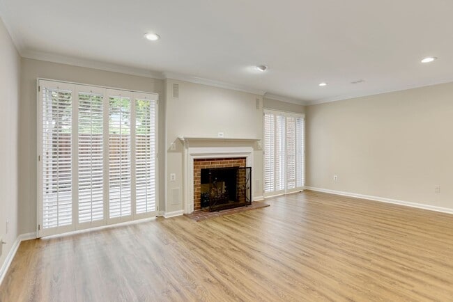 Building Photo - 2 Bed 2 Bath - Bethesda Condo - Large Outd...
