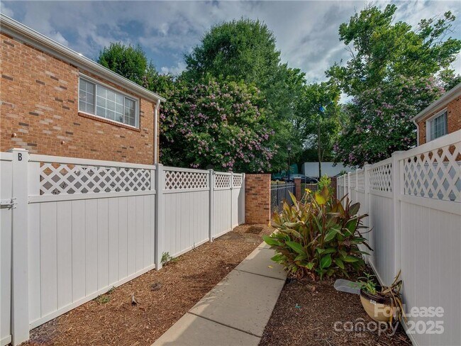 Building Photo - 1344 Green Oaks Ln