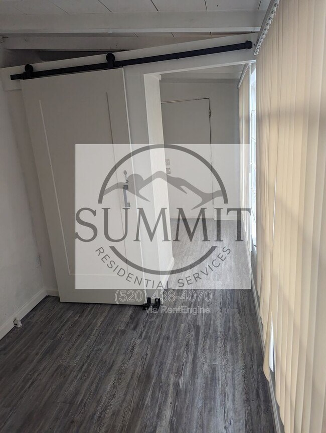 Building Photo - 272 E Calle Arizona