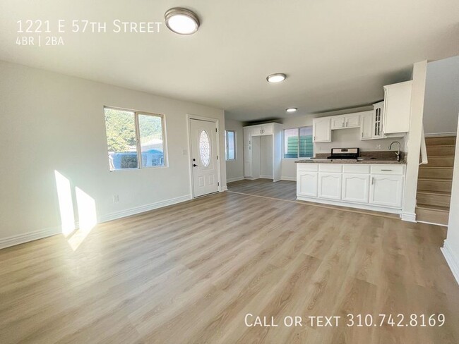 Building Photo - Beautiful duplex 4 bedrooms 2 bathrooms fo...