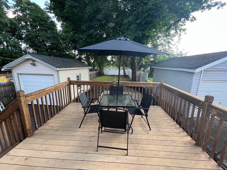 Building Photo - 1974 William St