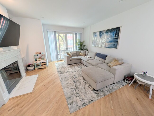 Building Photo - Stunning rehabbed 3-Bedroom Townhome in Fulton Market / West Loop