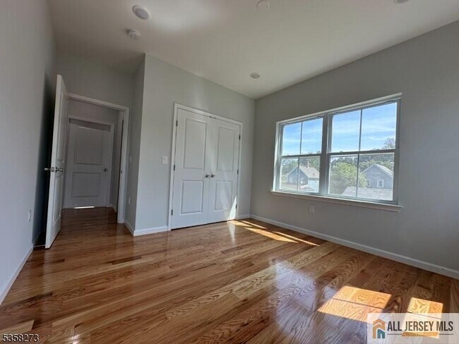 Building Photo - 476 Meade St