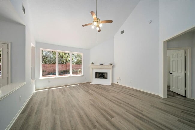 Building Photo - 2111 Scenic Hollow Ct
