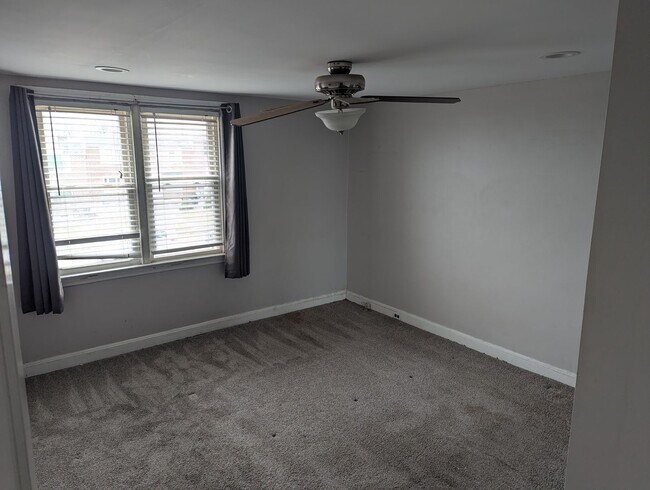 Building Photo - Spacious 3BR Home in Overbrook Park – Front Yard, Modern Kitchen, Washer and Dryer & Basement