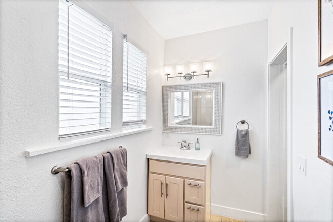 Building Photo - 4411 Logan St