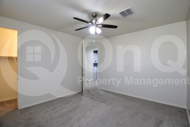 Building Photo - 1086 S Vine St