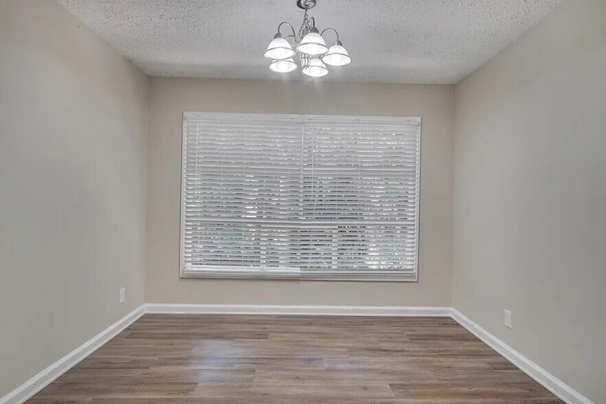 Building Photo - 1428 David Cir