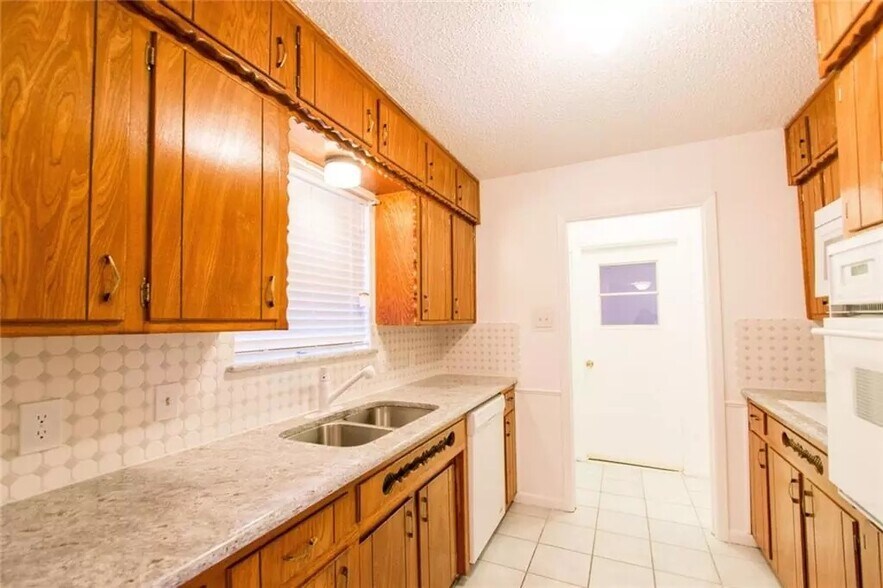 Building Photo - 2137 Shady Grove Dr