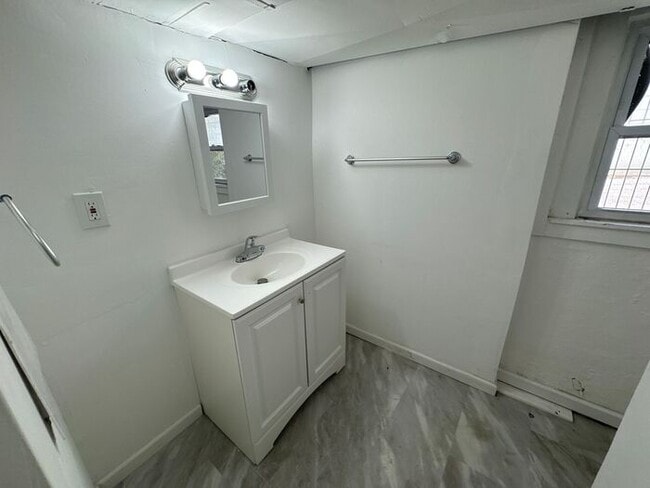 Building Photo - Beautifully renovated with mother in law s...