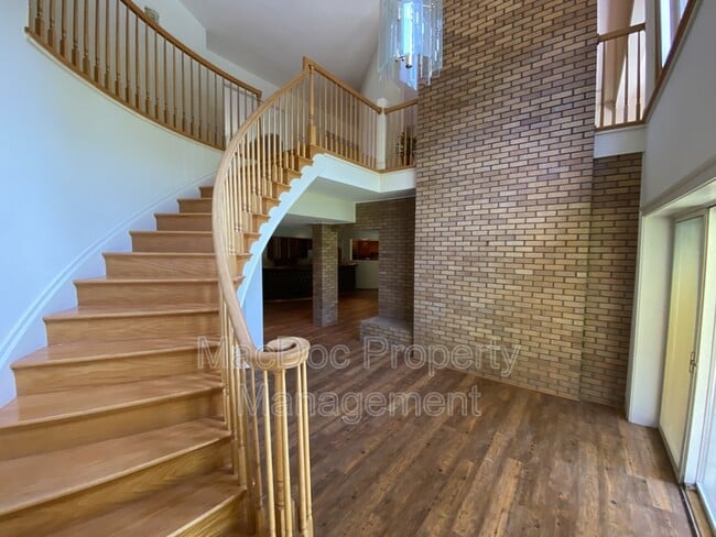 Building Photo - 11225 N Club Dr