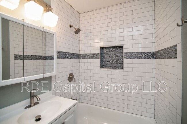 Building Photo - 1209 W Boyce Ave
