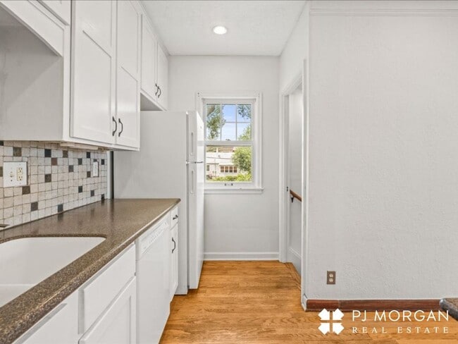 Building Photo - 2 bedroom, 1.5 Bathroom House Available Im...
