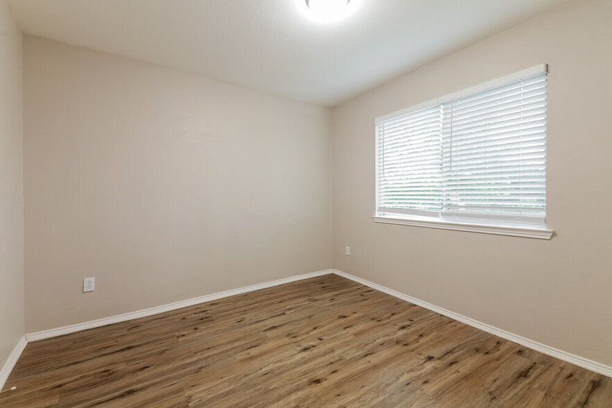 Building Photo - 327 Stately Oak Ln