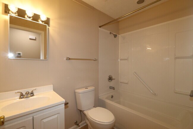 Building Photo - 212 Foxwood Dr