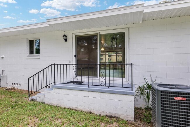 Building Photo - 1846 SE Lake Weir Ave