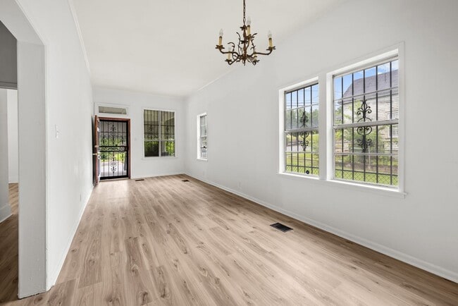 Building Photo - Charming 3 Bedroom, 2 Bathroom house