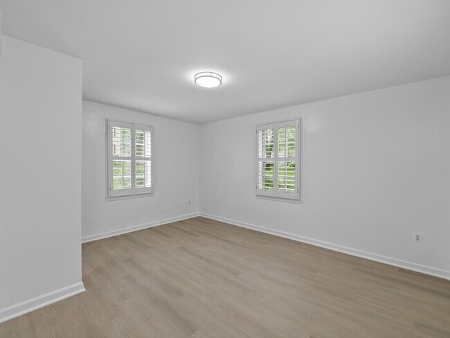 Building Photo - Sought-After fully remodeled Park Glen Condo Living in Arlington!