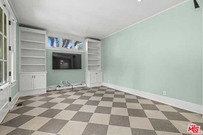 Building Photo - 813 Crestmoore Pl