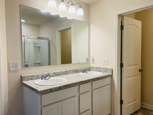 Building Photo - Wow 3 bedroom 2.5 bathroom townhome minute...