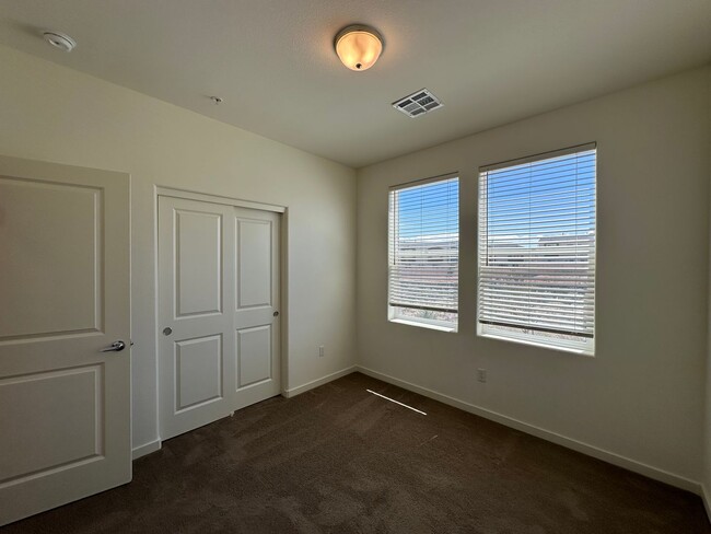 Building Photo - Beautiful Sun Valley Townhome!