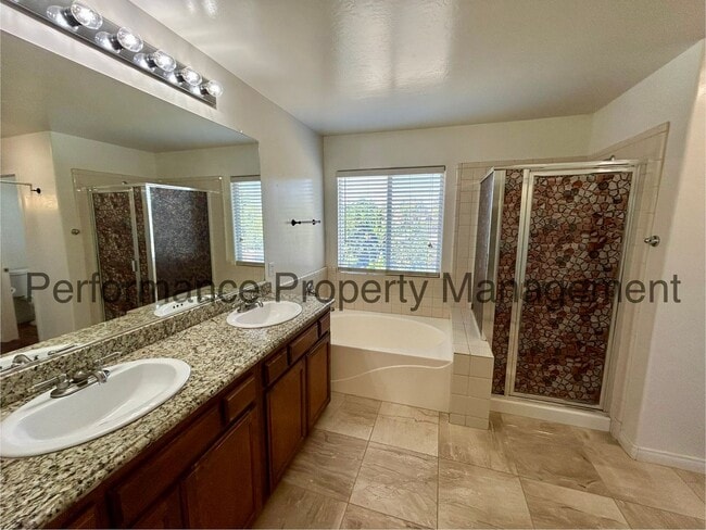 Building Photo - Stunning 5 Bed/3 Bath NW Bakersfield Home ...