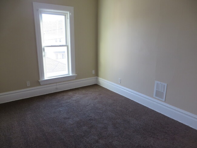 Building Photo - 5 Bedroom Home in the very core of Downtown (West Central, Downtown)