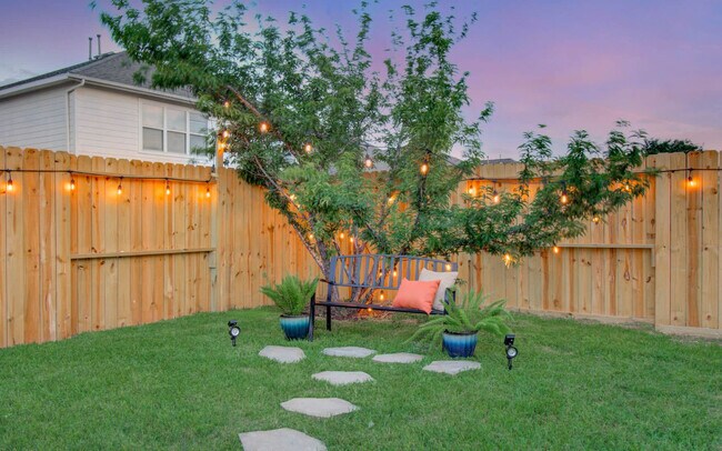 Building Photo - 7211 Crescent Mills Dr