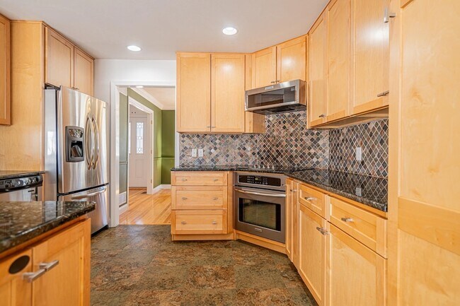 Building Photo - 5 Lowther Pl
