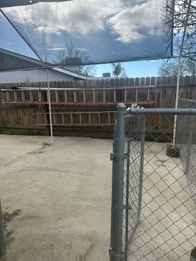 Building Photo - Cute house in a quiet neighborhood