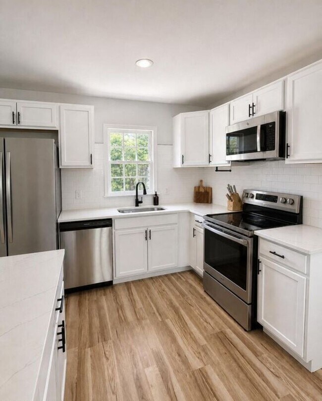 Building Photo - Available August 1! 4 Bedroom 2 Bathroom Ranch - Dogs Okay!
