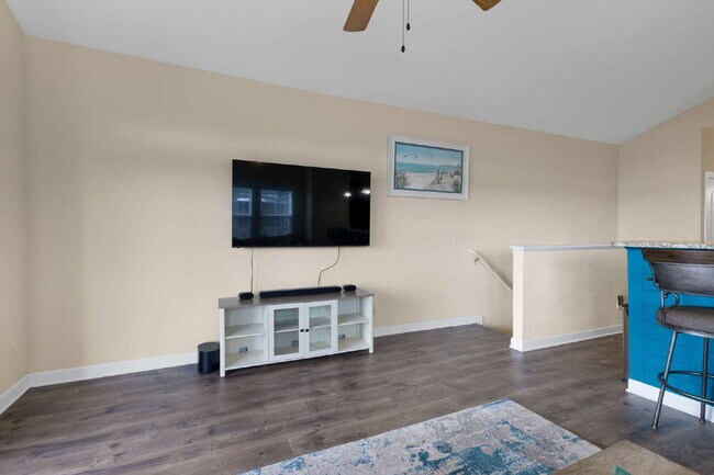 Building Photo - Coastal Comfort Awaits: Spacious 3-Bed, 3-Bath Townhouse in Surf City!