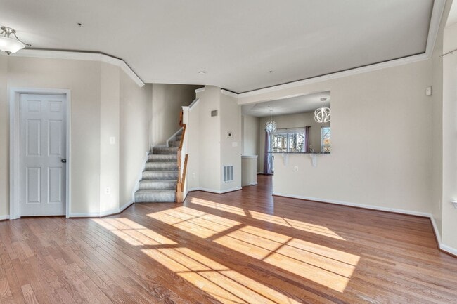 Building Photo - Charming 3 BR + Den Townhouse available now