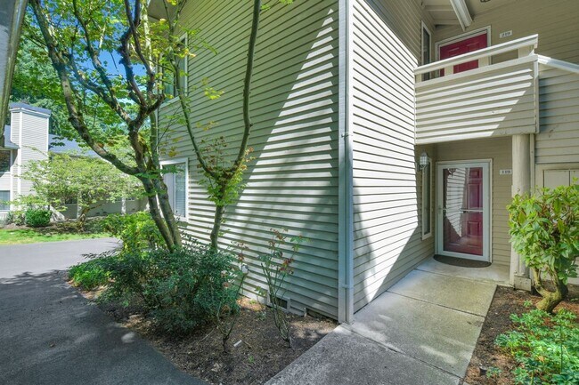 Building Photo - Your Sun-Drenched Redmond Retreat Awaits!