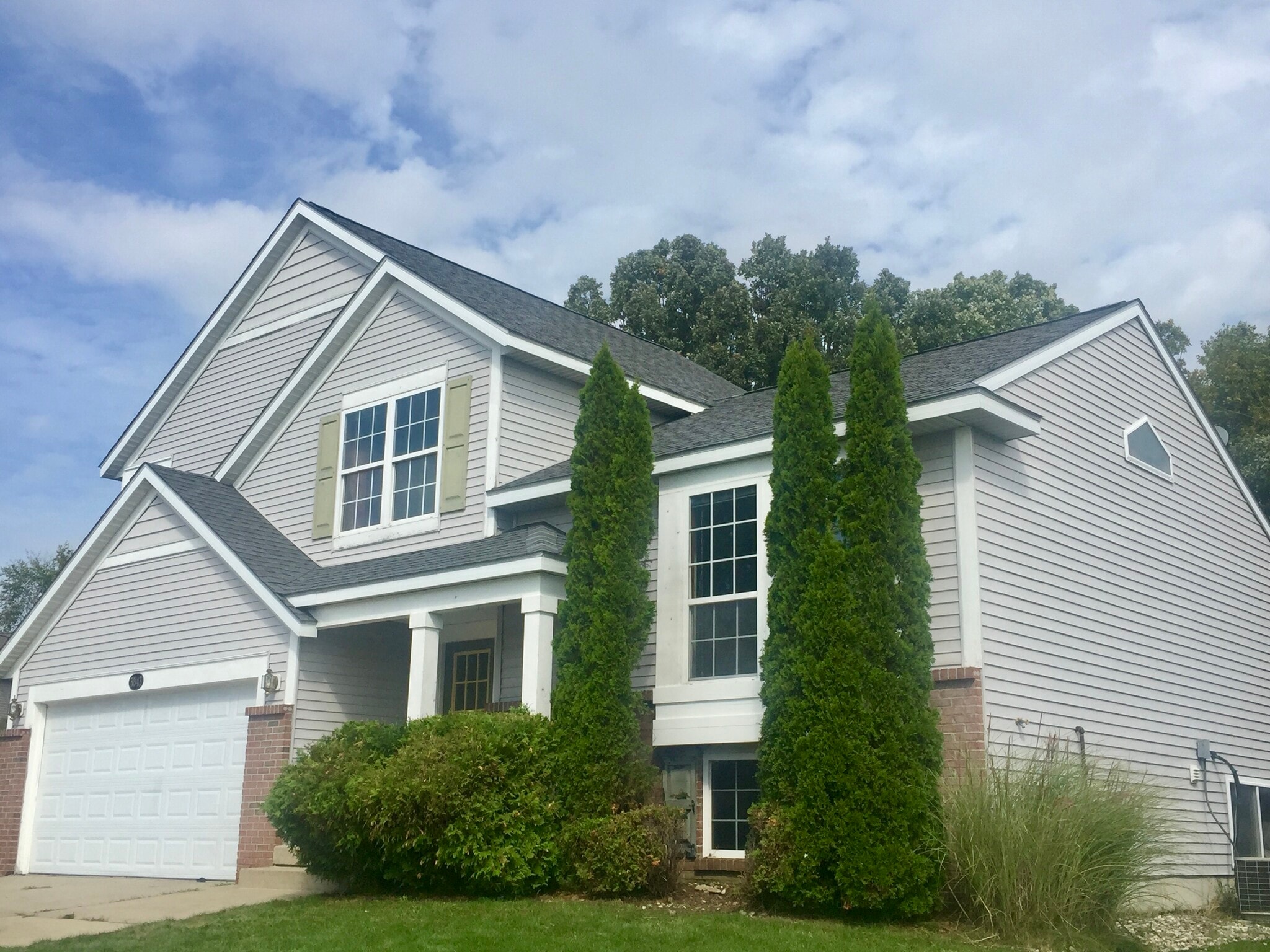 Beautiful single family home with wooded backyard in Bailey's Grove, most popular neighborhood in Kentwood, MI - 3843 West De Blaay Ct SE