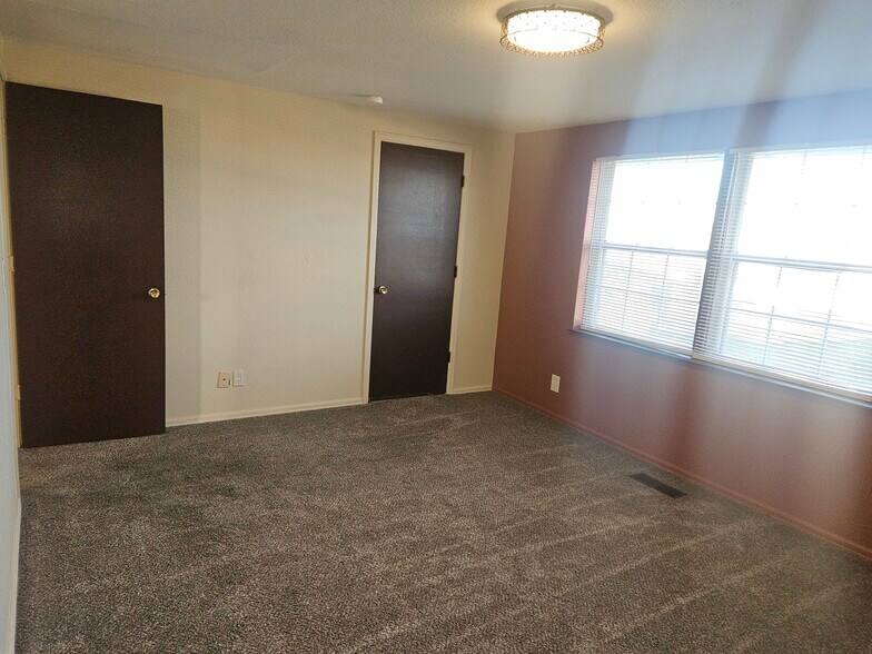 Primary Bedroom pic 1/2 - 588 W Indian Creek Dr