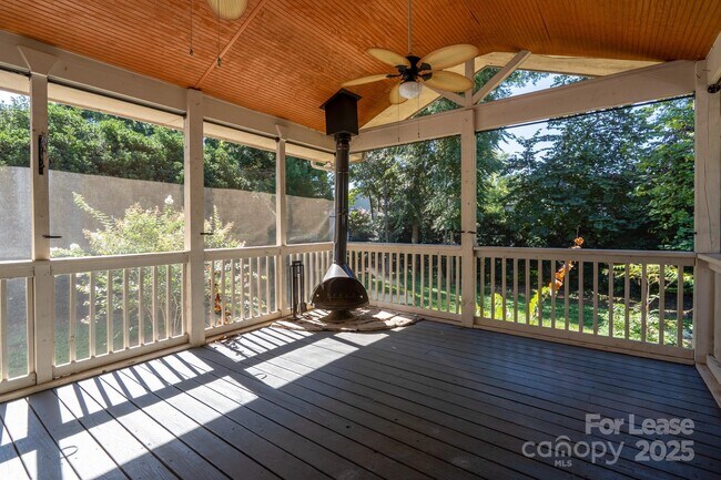 Building Photo - 604 Queenswater Ln