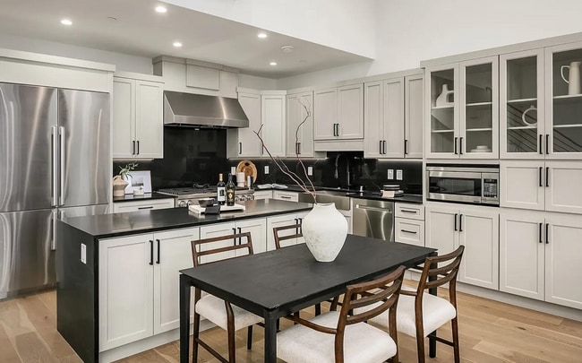 Building Photo - 421 14th Ave W