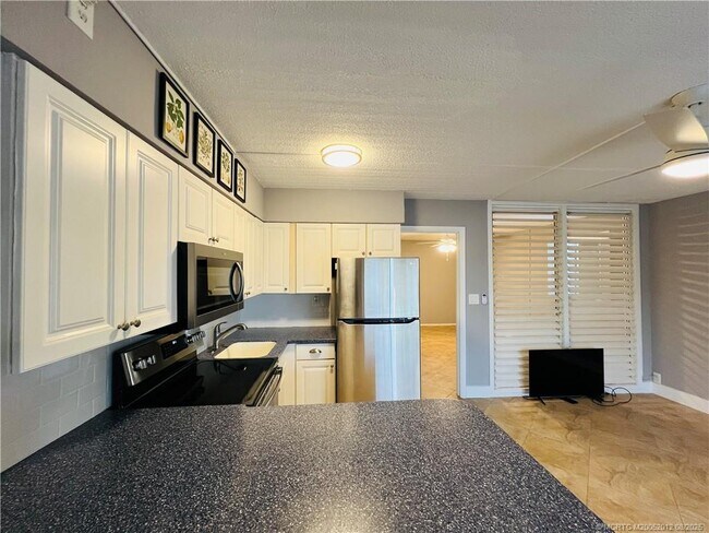 Building Photo - 11000 S Ocean Dr
