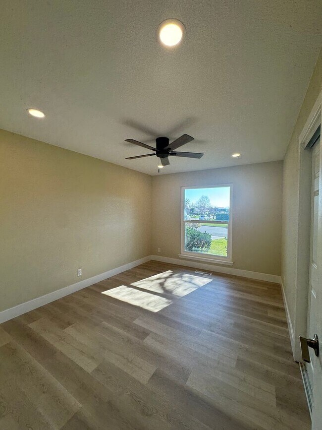 Building Photo - VAILABLE NOW! G O R G E O U S Single Story 3 Bed 2 Bath with Pool