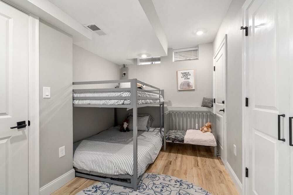 Building Photo - 142 W 8th St