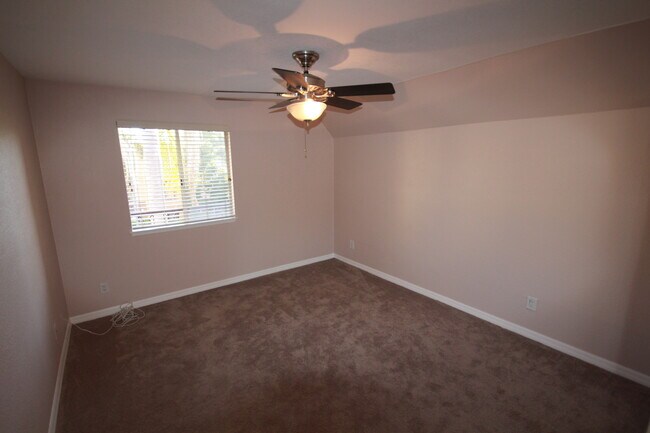 Building Photo - 2 Bedroom Upgraded Condo Close to UCSD