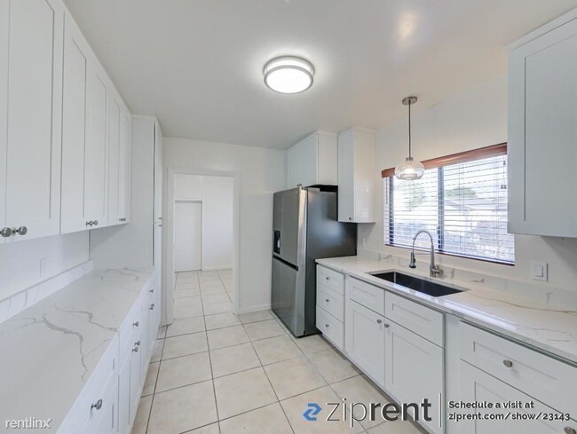 Building Photo - 3 br, 1 bath Triplex - 425 East Hermosa St...