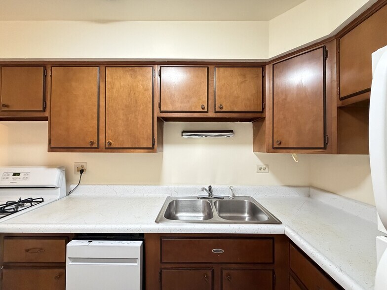 Building Photo - 675 W Wrightwood Ave