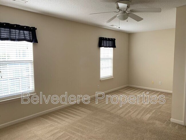 Building Photo - 18 Dillingham Pl