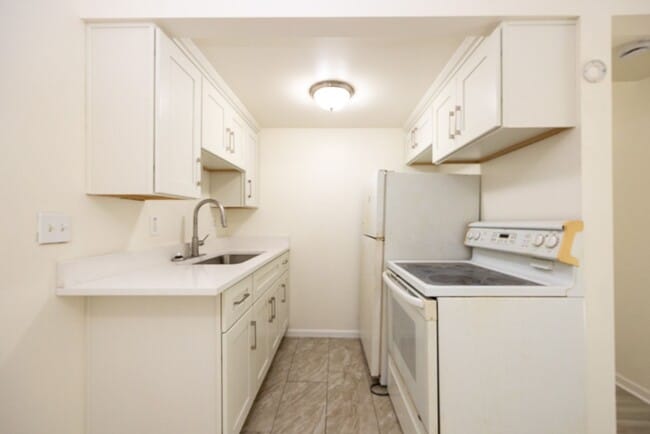 Building Photo - 22330 W Warren Ave