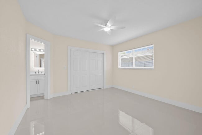 Building Photo - 832 NE 12th Ave